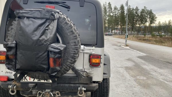 Viser bilde av ryggsekk på jeep