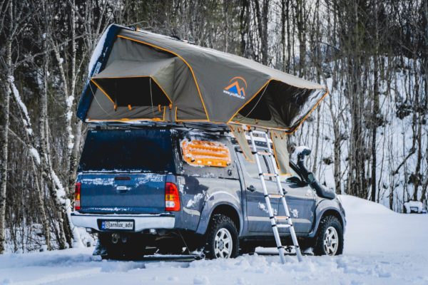 Viser Toyota Hilux med taktelt